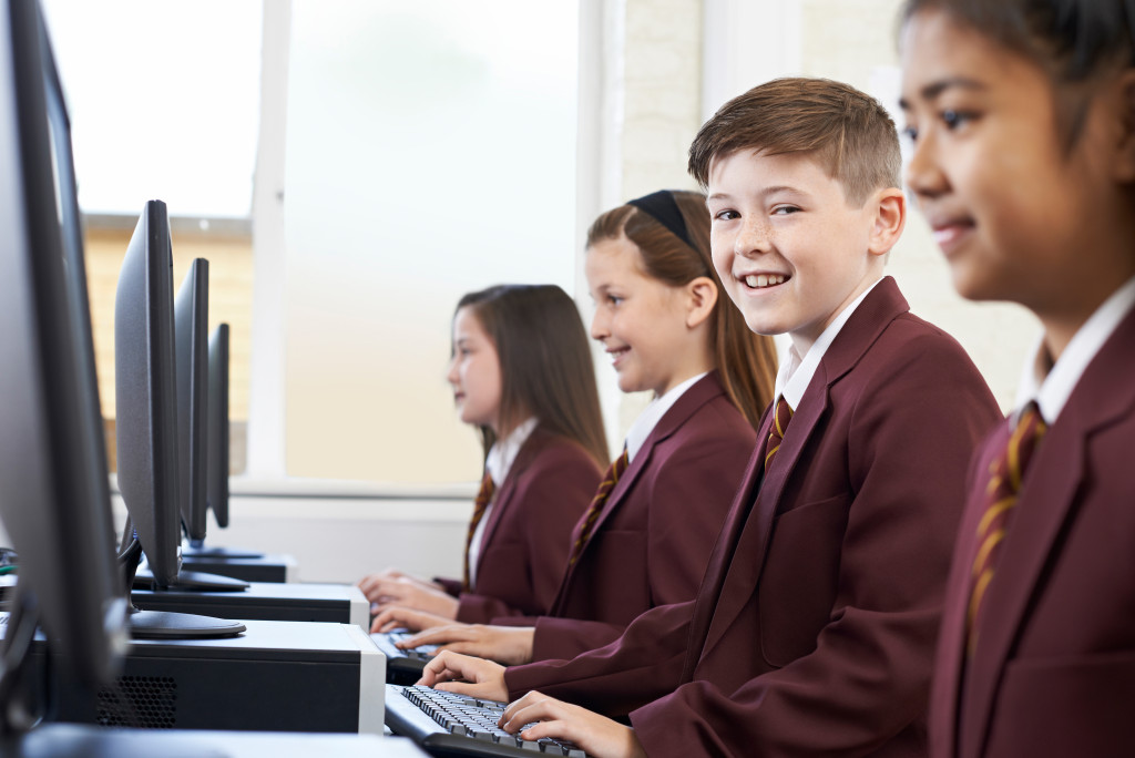 kid in computer lab