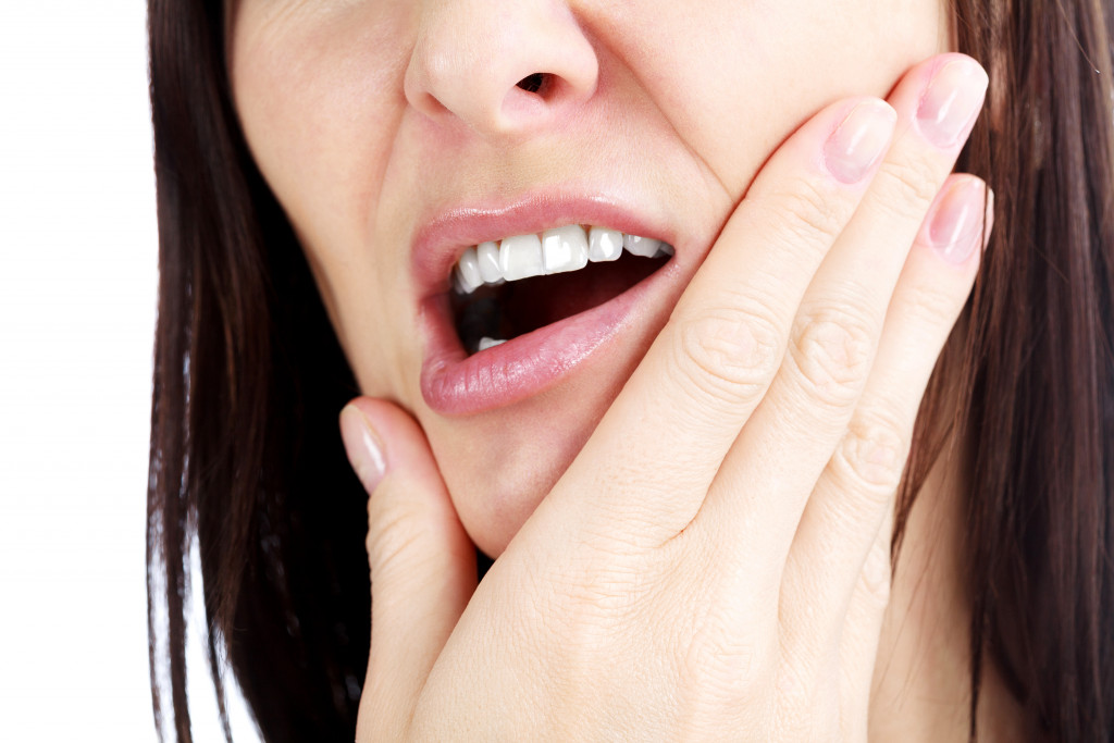 woman having jaw pain