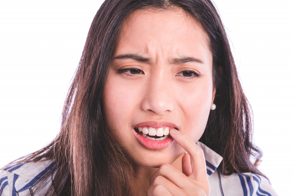 Tooth pain in woman